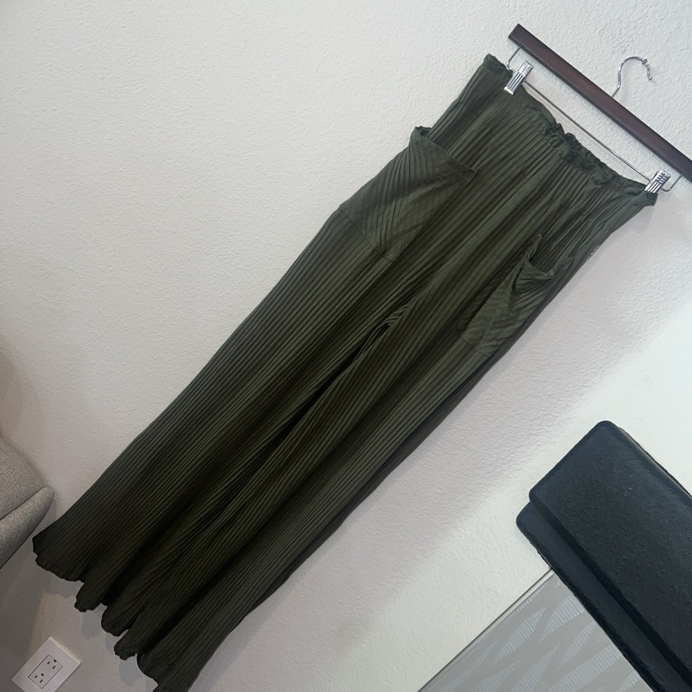 Free People MVMT DARK OLIVE GREEN BlissedOut Stretch wide leg Pants SIZE X-SMALL - Picture 2 of 6